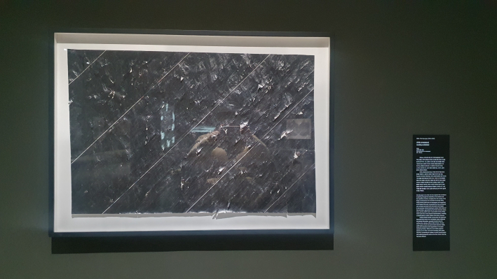 신문지의 글자를 지워내며 수행의 시간을 기록한 최병소 작가의 작품