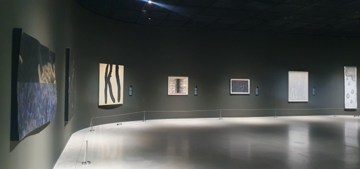 전시실 입구에서 바라본 흑과 백의 고요한 파노라마 전경