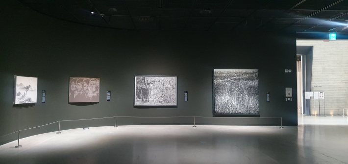 전시의 마무리를 향해 나가는 길목, 마지막까지 이어지는 흑백의 조화