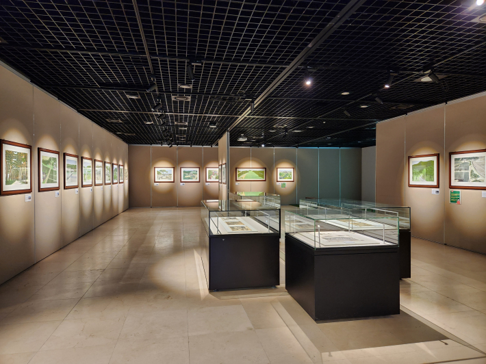 수원화성박물관에서 열리는 '윤한흠 그림으로 본 정조의 수원화성 행차길'이라는 틈새 전시회