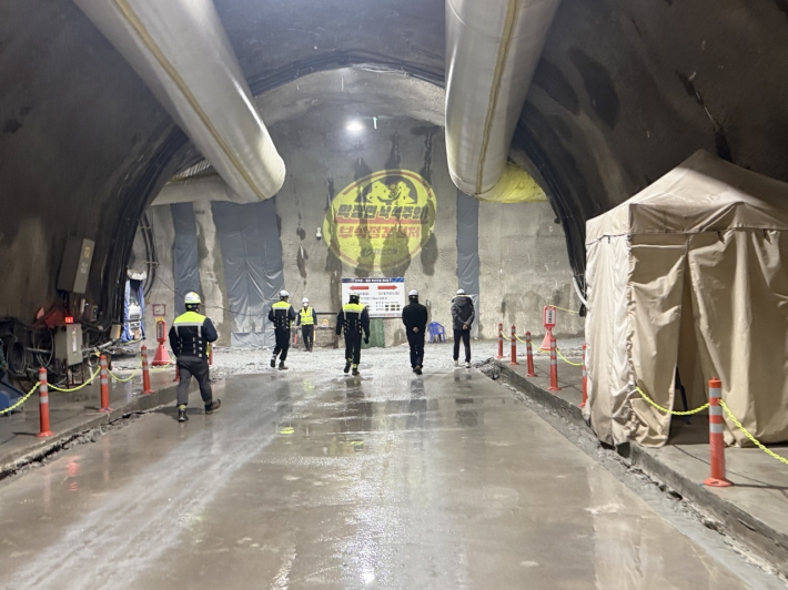 민관 합동 점검반이 해빙기 대비 철도 공사현장 특별 안점점검을 하고 있다.     