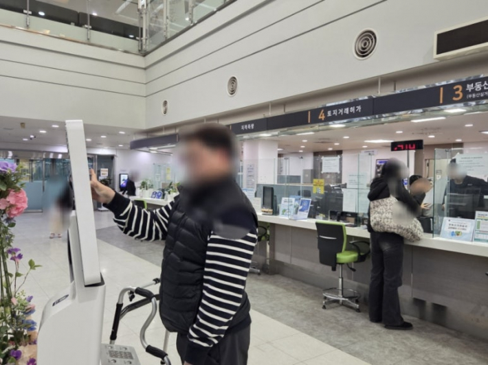 장안구청 배리어프리 키오스크를 사용중인 모습