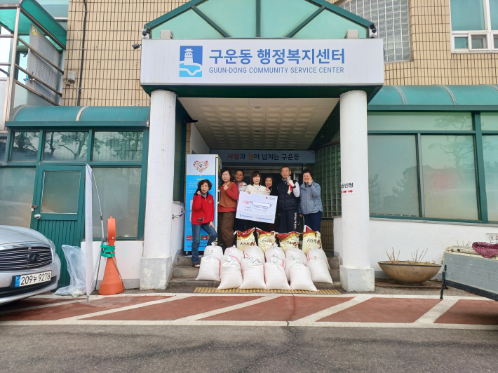 조범영, 박경희39통장이 사랑의 백미나눔전달식을 하고있다