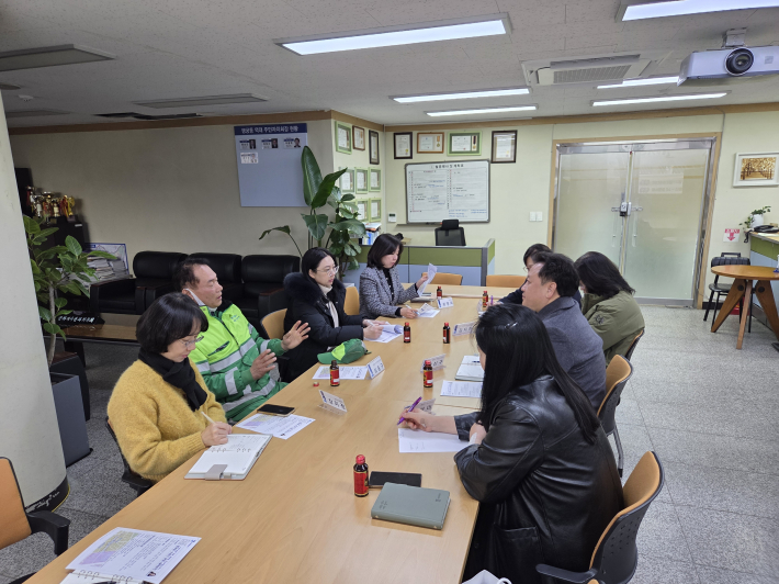 시·구·동 관계자들이 쓰레기 문제 대책회의를 진행하고 있다. 