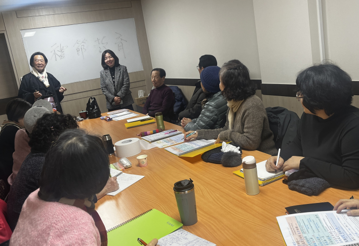 특별 예절교육 강의를 진행하고 있다.