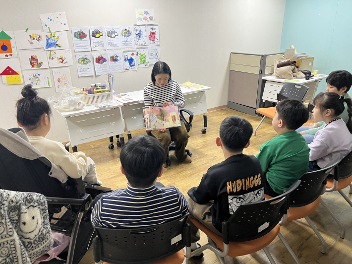 호매실장애인종합복지관 '찾아가는 그림책 인지교실'에서 아동들이 활동에 참여하고 있는 모습.