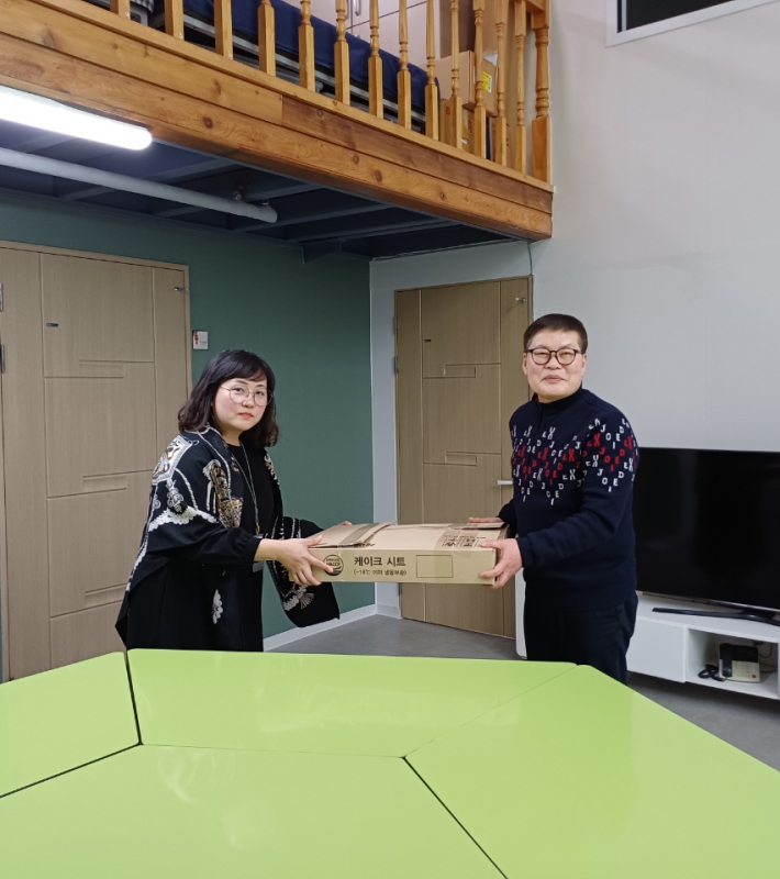 노을빛 장애인 주간보호센터에 기부받은 빵을 전달하고 있다.