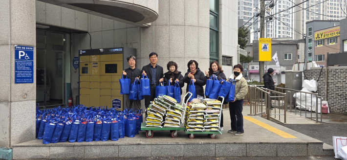 쌀 후원전달식을 진행하고 있다. 