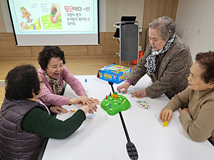 보드게임을 즐기는 어르신들의 모습에서 어린 시절로 돌아간 듯한 동심이 느껴진다.