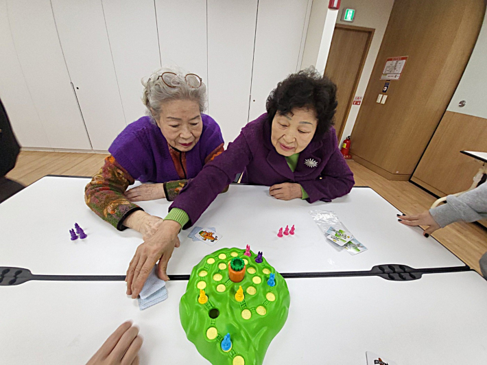 보드카드를 집어 드는 어르신들의 손끝에서는 신중함이 느껴졌다.  