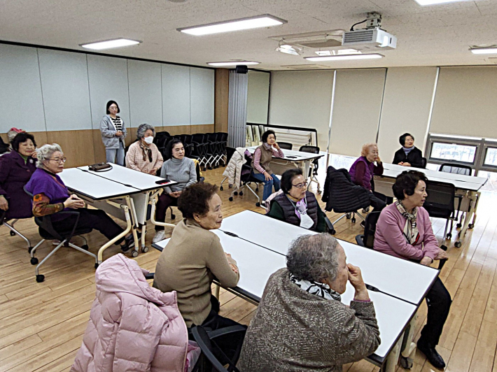 '토끼 경주' 동화를 들려주자 어르신들은 마치 이야기 속으로 빨려 들어가듯 집중해 듣고 있다.