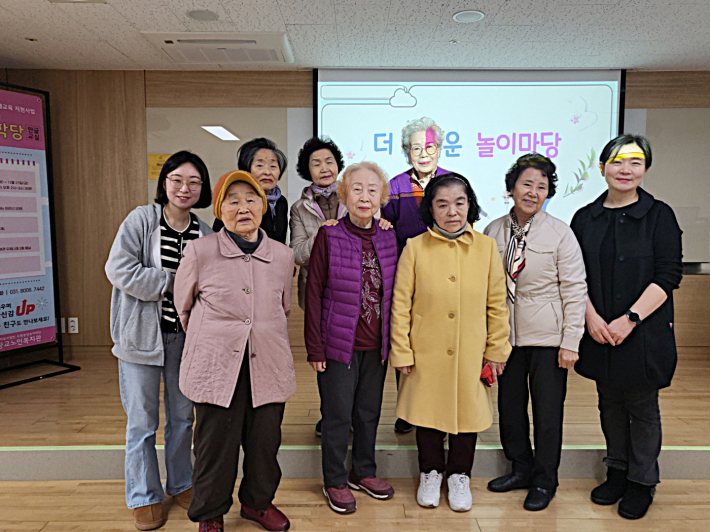 프로그램이 끝난 뒤 참여 어르신들이 함께 기념사진을 찍었다.  