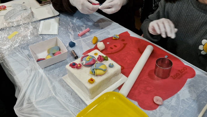 선생님의 설명에 따라 케이크를 만들고 있다.