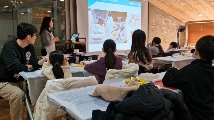 떡 만들기 종류를 설명하고 있는 선생님