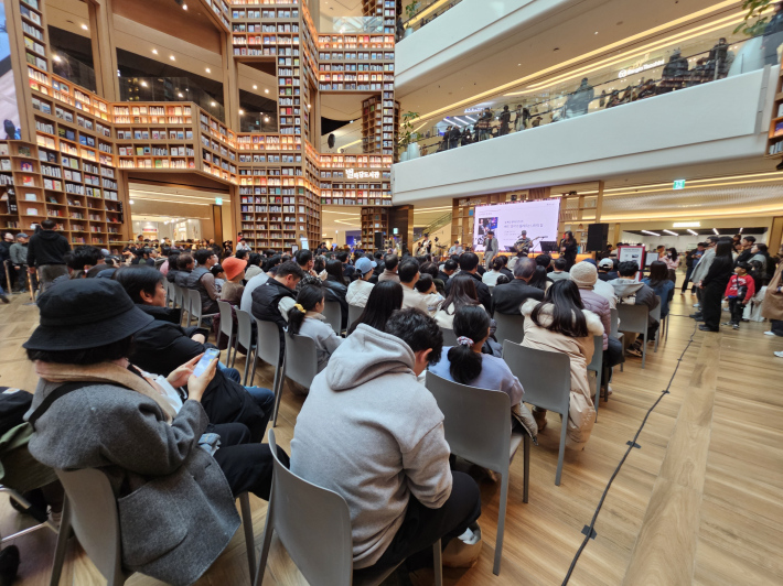 연휴에 즐길거리를 찾아서 별도콘을 찾은 관객들