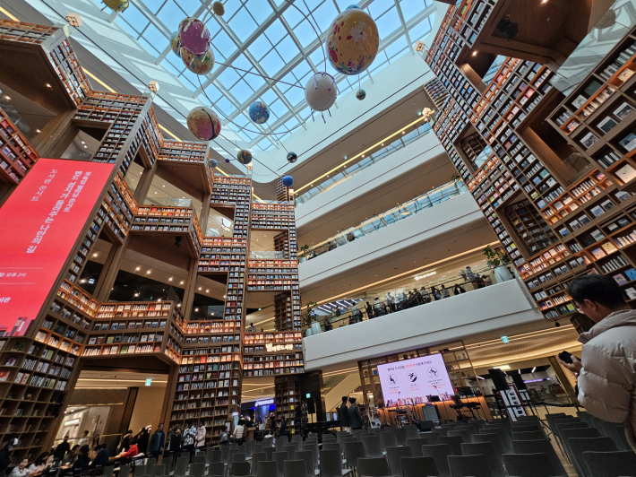별마당 도서관은 글로벌 관광지이기도 하다