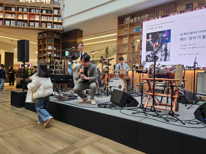 어린이가 선물을 받은 후 부모님께로 간다