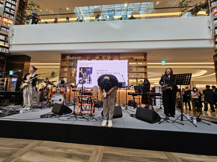 공연이 끝나고 열렬한 호응에 감사인사