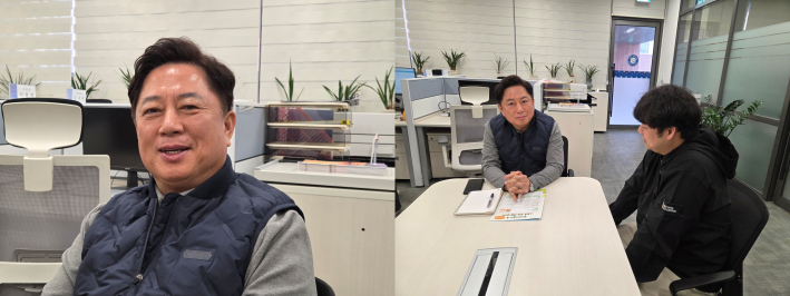 권선배움마루 표정신 센터장과 인터뷰를 진행하는 모습. 시설 운영 방향과 프로그램 계획에 대한 이야기를 들을 수 있었다.  