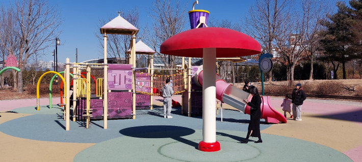 어린이 물놀이장은 부모와 함께하는 놀이터가 된다.