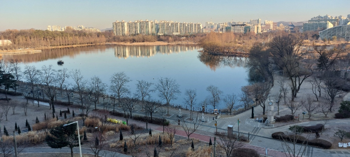 인근 아파트에서 바라다 본 일월호수공원. 우측에는 일월수목원이 있다.