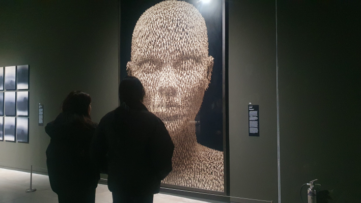 촘촘한 결이 돋보이는 거대 두상 작품 앞에서 작품의 밀도를 느끼는 임아영 씨와 친구