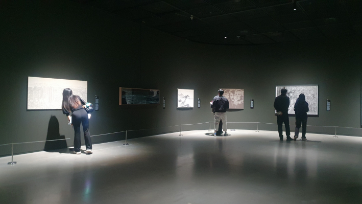 전시실 곳곳에 배치된 소장품들을 꼼꼼히 살피며 저마다의 감상을 나누는 관람객들
