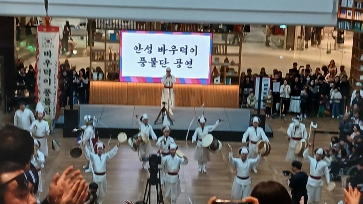 신명나게 열연하는 풍물단 공연 장면