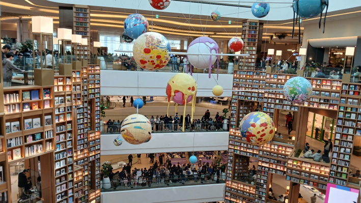 별마당도서관 천장의 장식물들