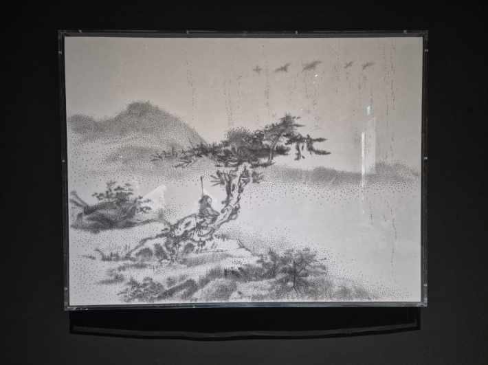 흔적이 모여 풍경을 이루듯, 가까이 다가가면 수없이 반복된 작은 글자가 보인다.