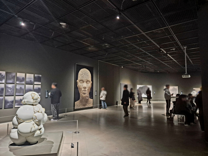 공간 전체가 하나의 장면처럼 흐르며, 전시의 밀도와 집중감을 단번에 느끼게 하는 순간!