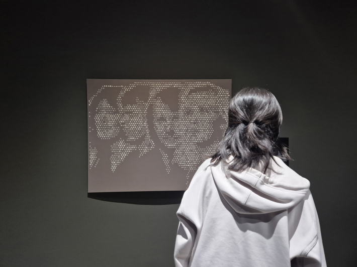 텍스트가 모여 이루어진 이미지를 바라보며, 읽기와 감상이 하나의 경험으로 겹쳐진다.