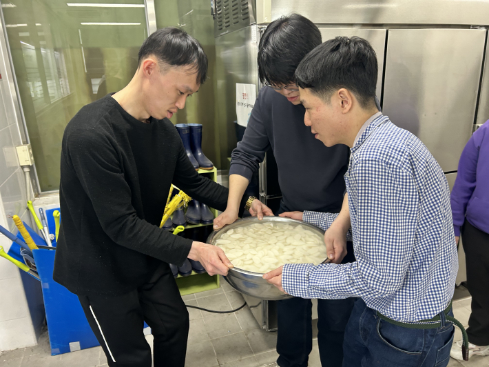 혼자가 아니라 우리가 함께 했기에 더 맛있었던 명절 상차림이었다.