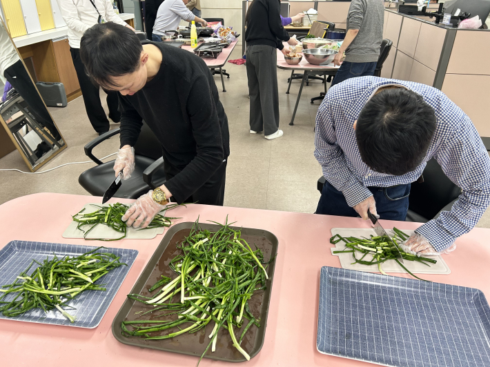 식재료를 다듬고 조리기구를 안전하게 사용하는 법은 자립생활의 가장 기초적인 토대다.