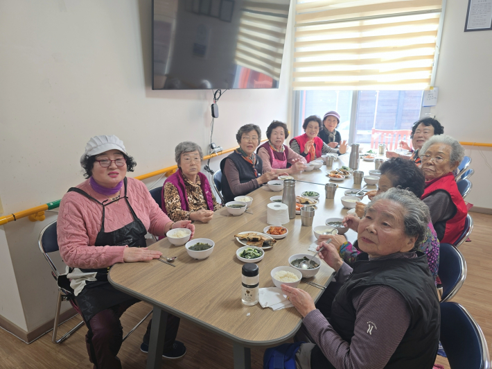 남수연화경로당 어르신들이 체험 활동을 마친 뒤 함께 식사를 하며 정을 나누고 있다. 한 상 가득 차려진 따뜻한 밥상처럼, 이웃과의 소통과 웃음이 이어지는 공동체의 시간이다.