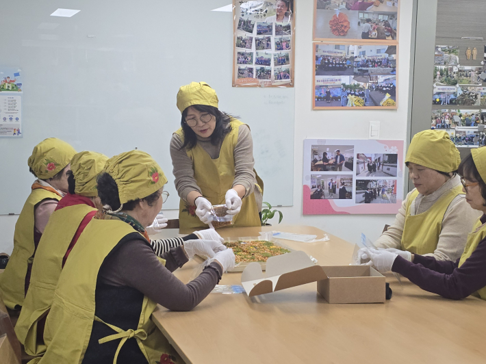 '남수동의 딸'로 불리는 김선자 남수마을협동조합 대표는 10년 넘게 마을공동체 사업을 이끌며 어르신들의 꿈을 현실로 만들고 있다.