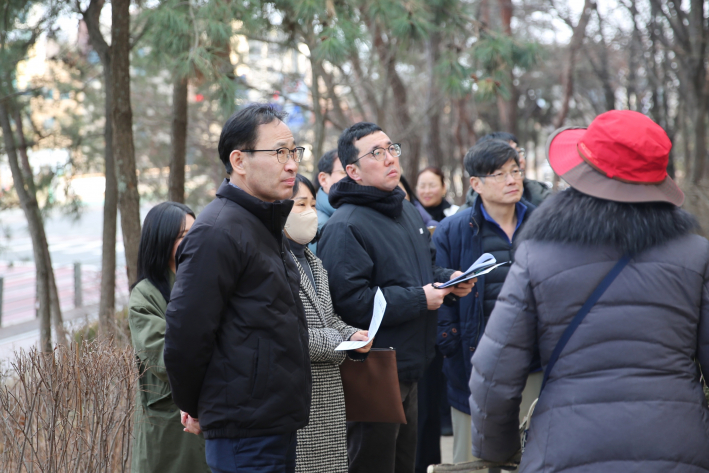 이일희 장안구청장이 민원 현장을 방문하여 관계부서 및 주민들과 소통하고 있다.