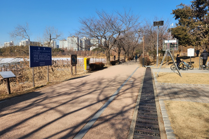 사업대상인 만석공원의 산책로의 현재 사진이다