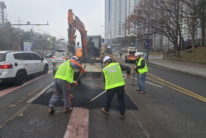 장안구 관내 포트홀을 보수하는 보수전담반