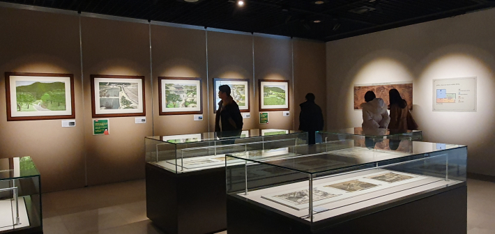 중앙 진열장 속 스케치 작품과 벽면의 그림을 꼼꼼하게 살펴보는 관람객들