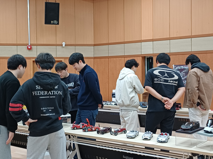 모형 자동차 출품 회원들의 모습