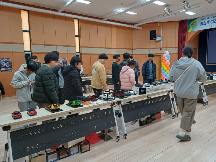 자행회 이용자들의 전시 관람 전경