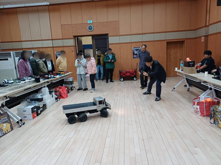 모형 화물차 조정하는 전경