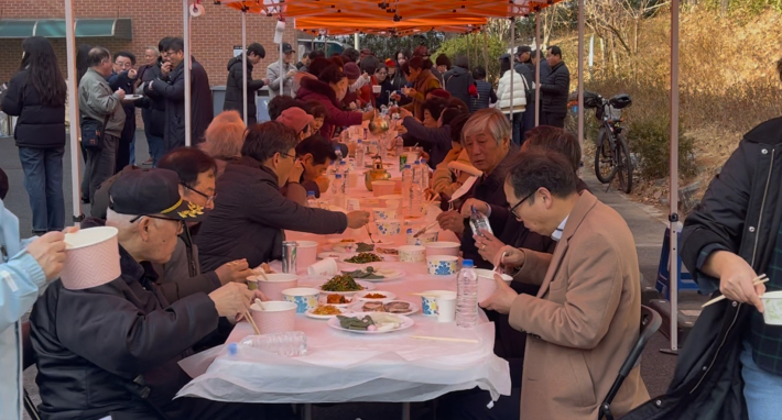 청사 주차장에서 주민들이 함께 점심을 나누고 있다.