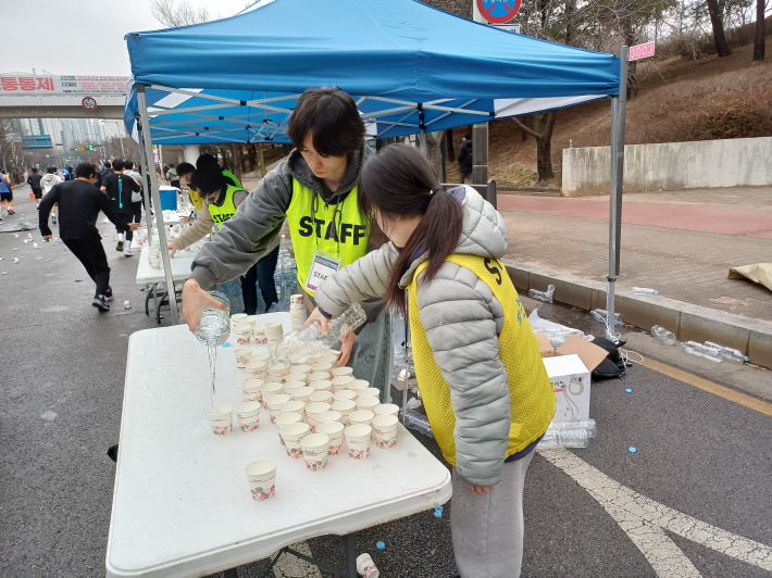 달리는 중간의 마시는 물 부스 전경