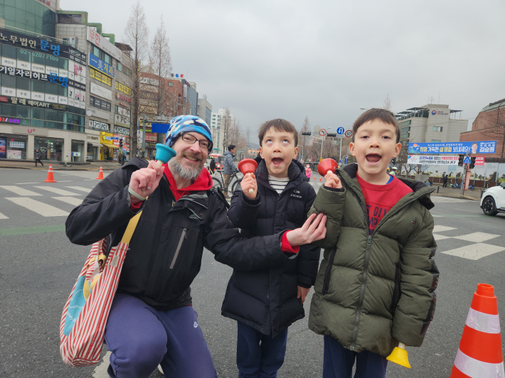 성균관대역 인근 도로에서 외국인 가족이 아이들과 함께 참가자들을 응원하고 있다. 수원에 10년째 거주 중인 미국인 교사는 두 아들과 함께 지역 스포츠 축제를 관람하며 박수를 보냈다.