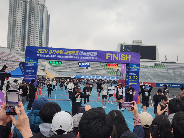 수원종합운동장 결승선(FINISH) 아치 아래로 완주자들이 속속 들어오고 있다. 기록보다 완주의 기쁨이 더 크게 느껴진 순간이다.