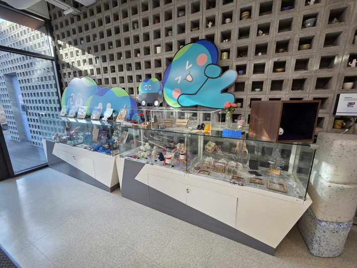 창의적인 아이디어로 탄생한 업사이클 상품을 관람하는 방문객들 모습. 폐자원의 가치를 높여 새로운 제품으로 만드는 새활용의 의미를 한눈에 확인할 수 있다.