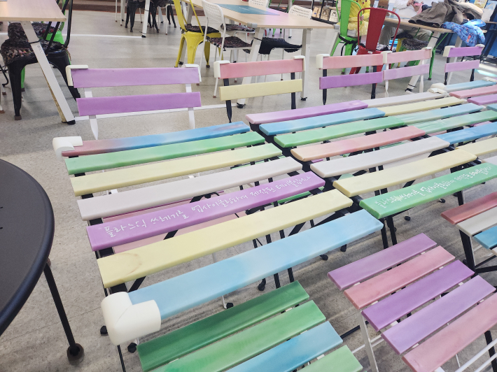 다양한 색상의 병뚜껑을 녹여 압축해 만든 테이블과 의자. 자원순환을 통해 폐자원의 새로운 가치를 보여준다.