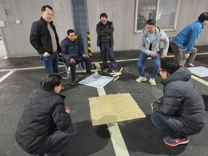 윷놀이를 즐기며 정월 대보름 의미를 되새겼다.